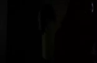 XXX テーブルの下の足 大人 動画 女性