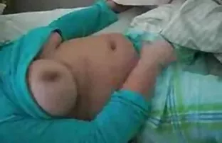 XXX -乳母はシンクに手を刺され、頭がねじ込まれている 若い 女 の エロ 動画