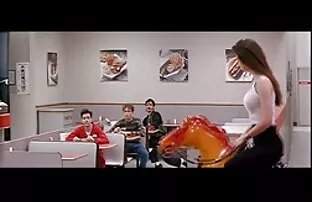 XXX 彼女の足で彼女のマスターを喜ばせるために従順 女性 向き 無料 動画